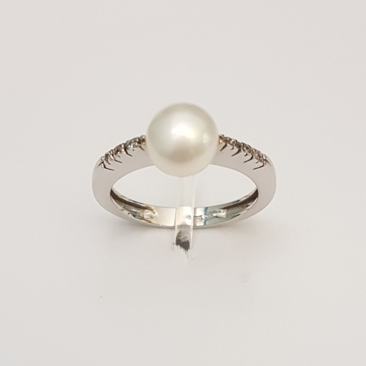 Anello Kiara in Oro Bianco LI600 con Diamanti e Perla Bianca